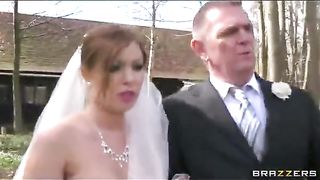 Водитель уговорил невесту потрахаться в машине по дороге на свадьбу