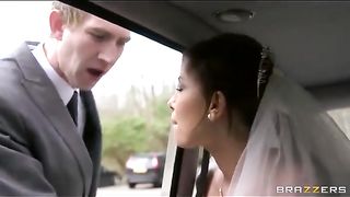 Водитель уговорил невесту потрахаться в машине по дороге на свадьбу