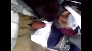 Развратник трогает членом руку девки в автобусе