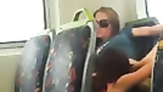 Наглая девка лижет шмоньку подружке в автобусе