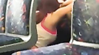 Наглая девка лижет шмоньку подружке в автобусе