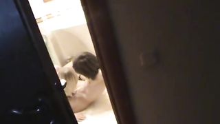 Русская ебля на деревянном полу в ванной комнате