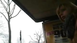 Онанист дрочит на остановке автобуса