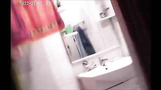 Русский сын заглянул мамке под юбку во время стирки в ванной комнате