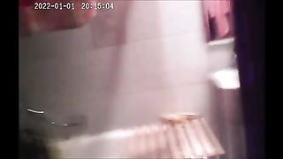Русский сын заглянул мамке под юбку во время стирки в ванной комнате