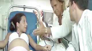 Беременную женщину оттрахали в машине скорой помощи