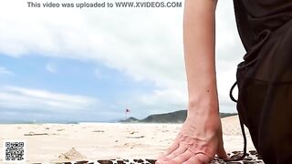 Телка сняла свою голую киску на пляже