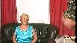 Толстая бабка развела мужика на секс и прыгала на его члене
