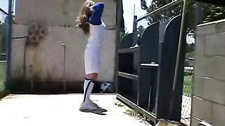Худая Эйприл теребит киску после игры в бейсбол