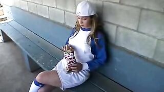 Худая Эйприл теребит киску после игры в бейсбол