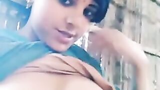 Индийская девушка показывает сиськи