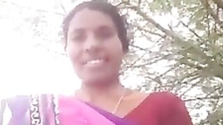Зрелая индийская женщина светит киской на вебку