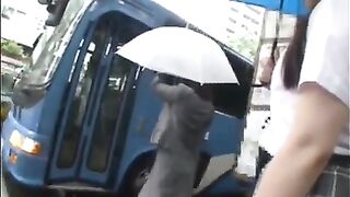 Японские студентки дрочат киски в автобусе