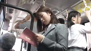 Японские студентки дрочат киски в автобусе
