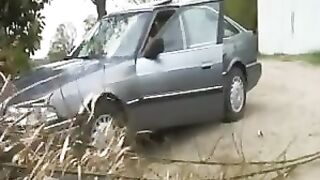 Зрелые француженки ебутся в анал на улице возле машины