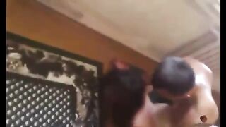 Куколд снимает на видео, как его жена получает член соседа
