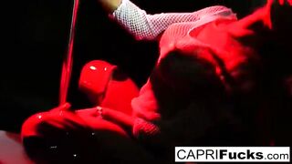 Сексуальная стриптизерша Capri трахает клиента с большой елдой