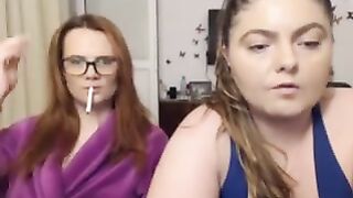 Милые лесбиянки теребят киски перед камерой