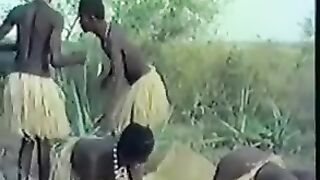 Американец трахает африканку во время сафари