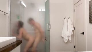 Горячий стеклянный душ: горячая парочка в отпуске ебется