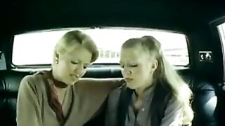 Лесбиянки-блондинки развлекаются в машине