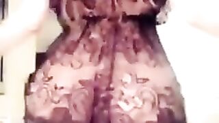 Арабка танцует в прозрачном платье