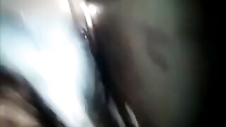 Дырка в стене в общественном туалете в любительском видео
