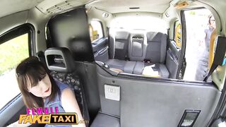 Множественные оргазмы со страпоном при сексе в такси