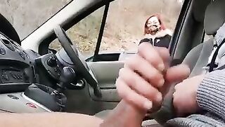Баба подсматривает, как мужчина дрочит большой член в машине