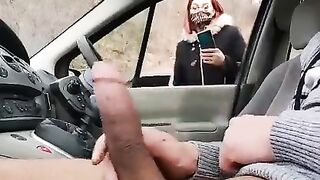 Баба подсматривает, как мужчина дрочит большой член в машине