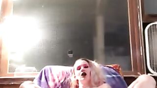 Возбужденная блондинка облизала секс игрушку перед мастурбацией