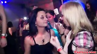 Пьяные девушки решили заняться групповым сексом на вечеринке