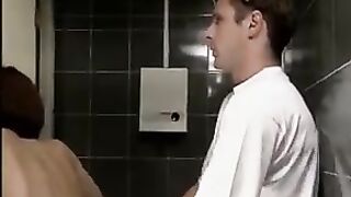 Тощая брюнетка ебется с незнакомцем в общественном туалете