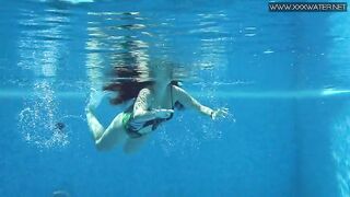 Красивая Дайана Риус с большими сиськами плавает голой в бассейне