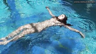 Красивая Дайана Риус с большими сиськами плавает голой в бассейне