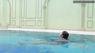 Мужчина снимает, как голая девушка плавает в бассейне