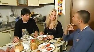 Итальянская зрелая Clarissa напивается и ебется с двумя парнями