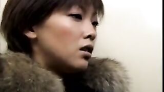 Японские лесбиянки лижут киски и пихают внутрь дилдо