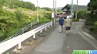Японская телочка трахается с мужиком на сеновале