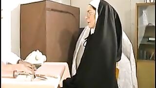 Французскую монахиню трахнули большим членом