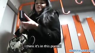 Пенелопа трахается в поезде с незнакомцем